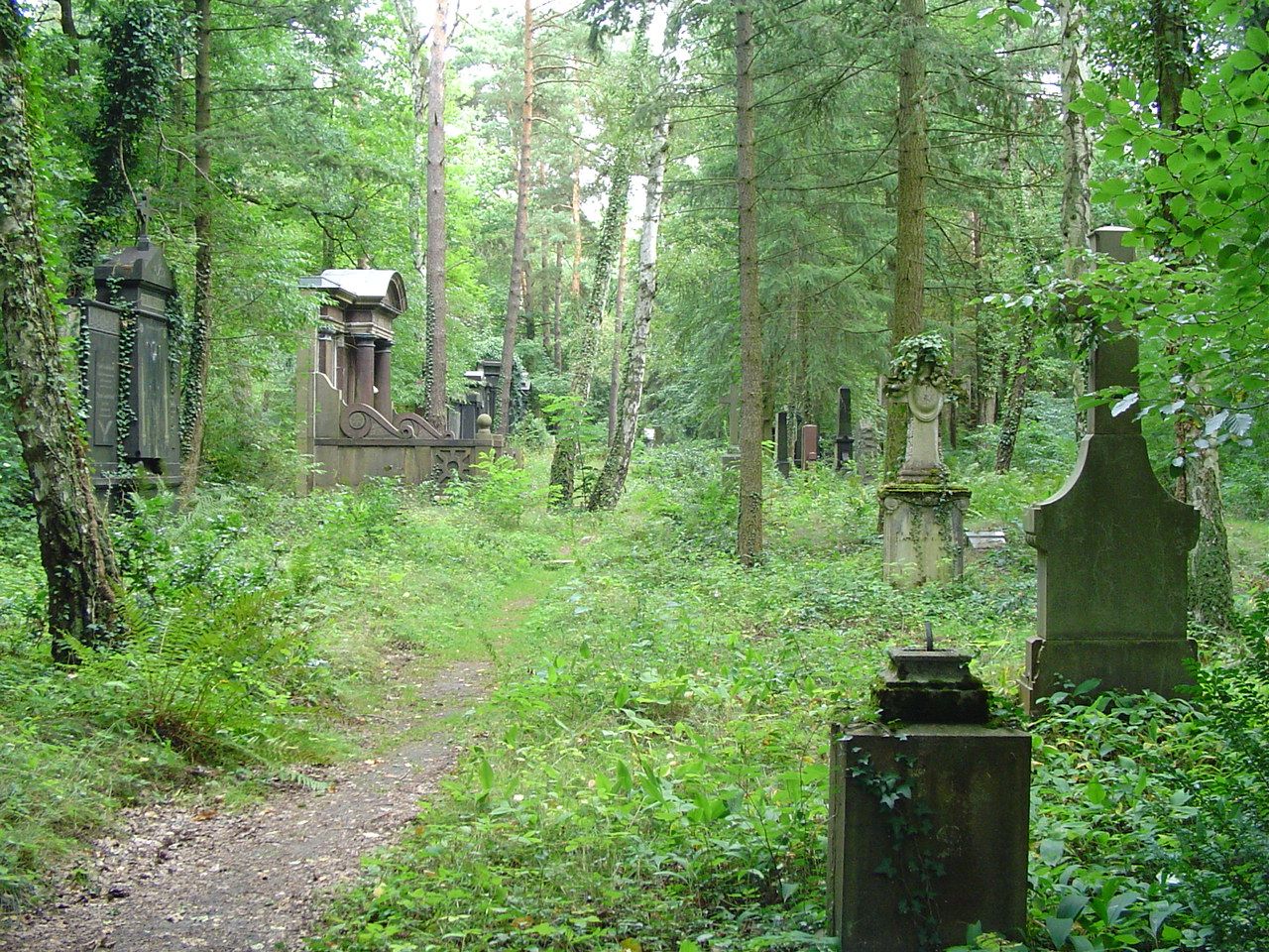 Historische Grabstätten im Wald – Südwestkirchhof Stahnsdorf